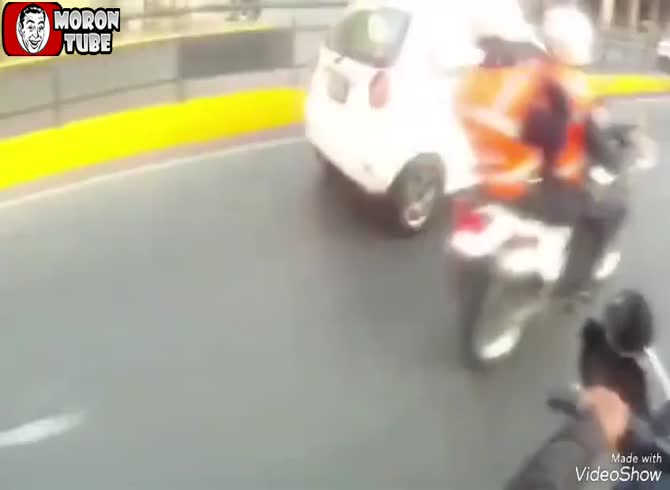 Video :Police motorcycle riders collide with a Chevrolet Spark's back end